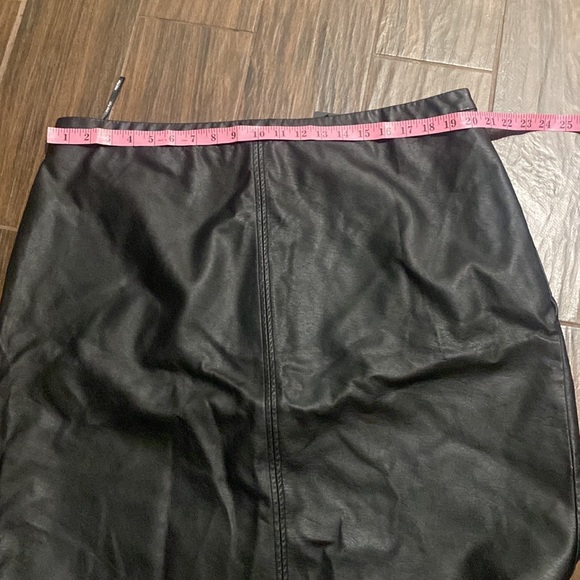 COPY - City Chic faux leather skirt - Picture 3 of 6